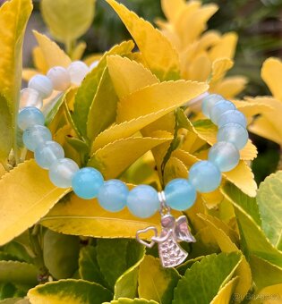 Náramek z minerálních korálků se stříbrným andělem - 2