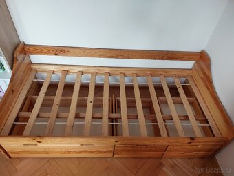 Dřevěná postel s úložným prostorem - 2