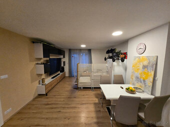 Prodám obývací stěnu ARIZONA – černý lesk / dekor dřeva - 2