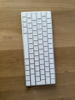 iMac 27 Retina 5K (2017) a apple klávesnice - 2