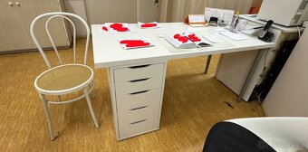 Bílý pracovní stůl s židlí – pevný a čistý – 700 Kč (odběr k - 2