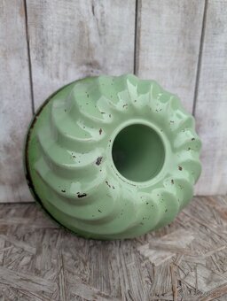 Forma na bábovku v zeleném kabátku. - 2