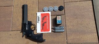 Vzduchový revolver Crosman. - 2