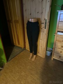 Dámské elegantní strečové kalhoty s ozdobnými zipy vel. 44 - 2