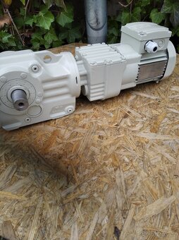 Prodám elektromotor s převodovkou - 2