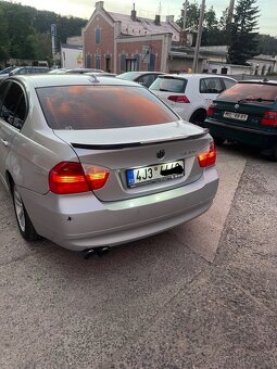 Zadní spoiler na kufr pro BMW E90 M4 Style - Černý Lesk - 2