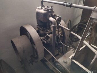 Starý stabilní motor SLAVIA 4HP - 2