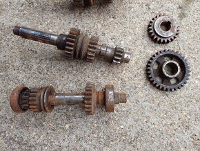 ČZ 250 předvalečná - převodovka - 2