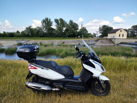 Kymco Downtown 300, variátor Malossi, kufr Givi - 2