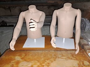 Dvě dětské figuríny z pevného plastu, bytelné podstavce - 2