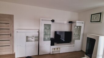 BÍLÝ TV STOLEK - 2