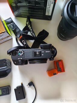 Sony A6400 s battery gripem REZERVACE + objektivy - 2