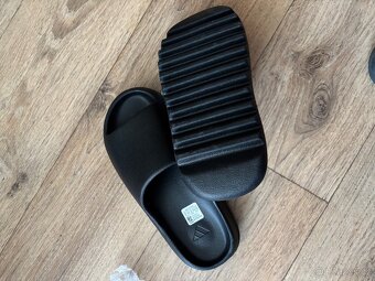 Yeezy Slides 43 - 2
