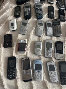 Staré mobilní nefunkční telefony - 2
