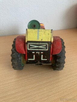 Starý plechový traktor na klíček - 2