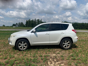 TOYOTA RAV4 2.2 D 4x2, 110 kw, manuál, netěsnost motoru - 2