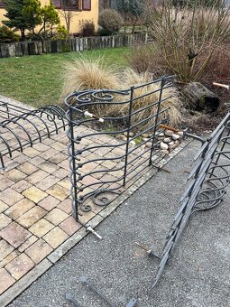 Okenní mříže + držáky pod květináče - 2