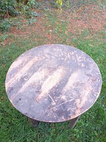 Starodávný kulatý dřevěný stůl - 2