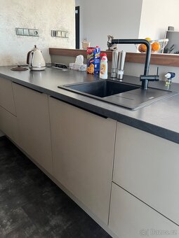 Moderní kuchyňská linka s ostrůvkem - 2