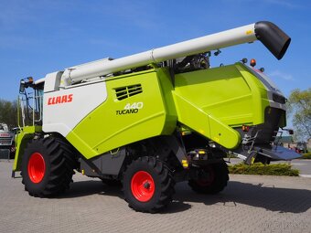 CLAAS Tucano 440 + V680 - 2