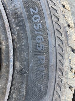 Pneu 205/65 R15 C na ráfkách Peugeot Partner, vzorek 8mm - 2