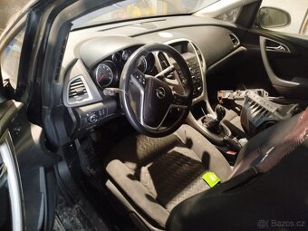 Opel Astra J sedan 1.6i 85kw A16XER - 2