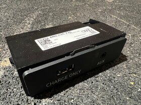 Audi AUX a nabíjecí USB do loketní opěrky - 4M0035726 - 2