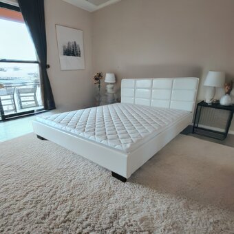 Postel dvoulůžko komplet s matrací a rošty nové - 2