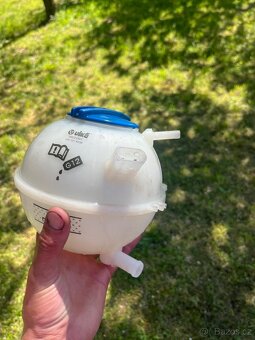 Vyrovnávací nádobka chladicí kapaliny - 2