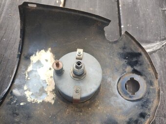 Horní maska s tachometrem. - 2