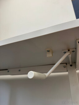 Manuálně výškově nastavitelný stůl - 2