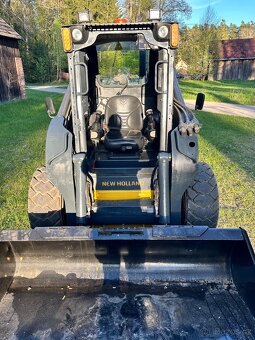 Smykový nakladač New Holland L225 - 2