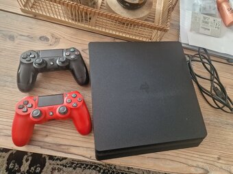 Playstation 4 v záruce + ovladače - 2