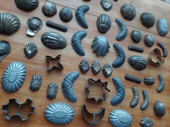 Stará secesní vykrajovátka na sušenky a formičky na cukroví - 2