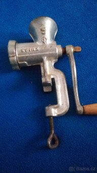 RUČNÍ MLÝNEK  a různé náhradní díly na strojky - 2