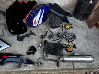Honda cbr125r náhradní díly - 2