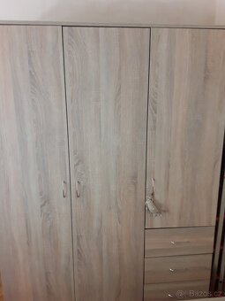 Prodej trojdílné šatní skříně - 2