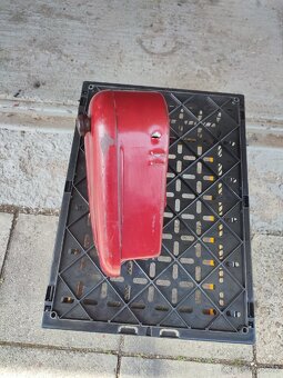 Kastlik baterie Jawa Pérák červený. - 2