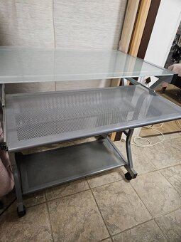 Prodám PC stolek na kolečkách - 2