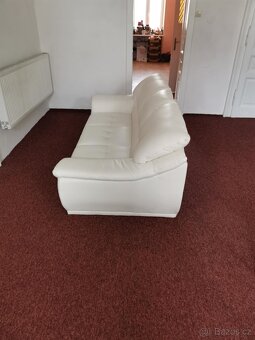 Bílá sedačka z koženky - 2