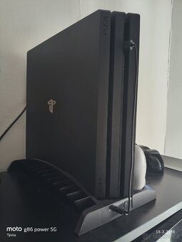 Playstation 4 pro plus příslušenství - 2