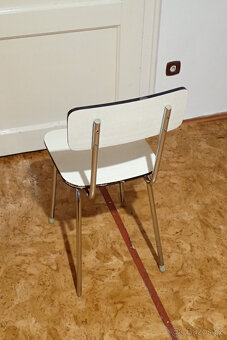 Bílá umakartová židle - 2