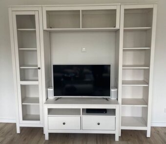 HEMNES KNIHOVNA A VITRÍNA - 2