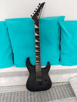 Prodám Jackson JS22 Dinky BLK AH s pevným pouzdrem - 2