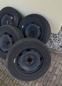 Plechové disky 4x108 15 s letním pneu 185/65 R15 - 2