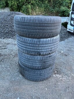 225/40R19 - 2