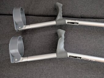 Francouzské berle s uzavřenou opěrkou - 2