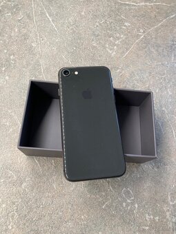 Apple iPhone 8 - 128GB - 2