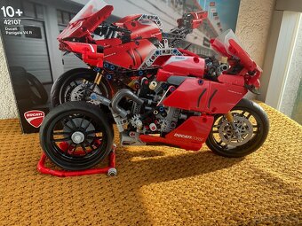 LEGO Technic Ducati Panigale V4 R (42107) - 2