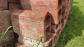 Cihly příčkovky celkem 63 ks. Rozměry 95x150x255. - 2